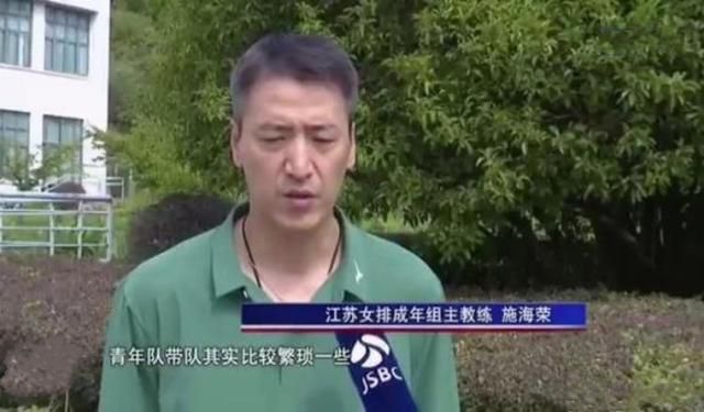 撕开露娜的乳罩慢慢揉捏